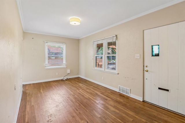 2012 E 27th Street, Des Moines, IA 50317