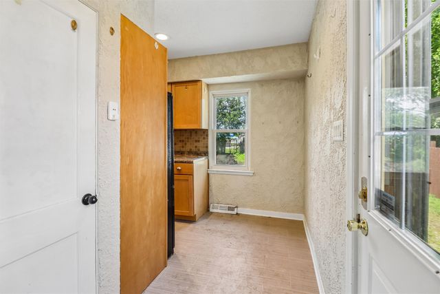 2012 E 27th Street, Des Moines, IA 50317