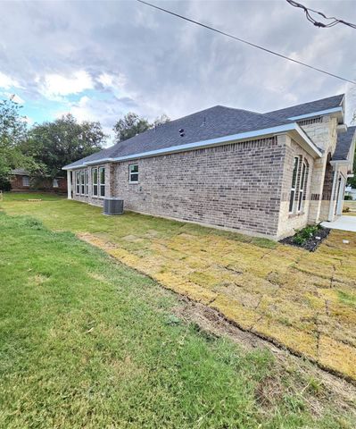 202 E 1st North Street, Kaufman, TX 75142