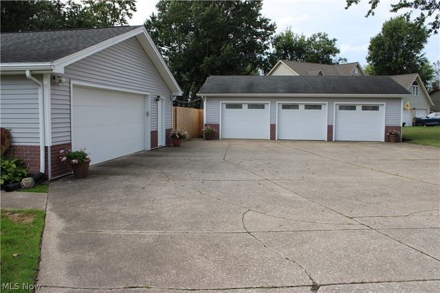 542 Lee Lore Drive, Chippewa Lake, OH 44215