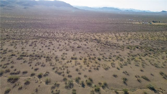 012 S Bacobi Rd, Golden Valley, AZ 86413