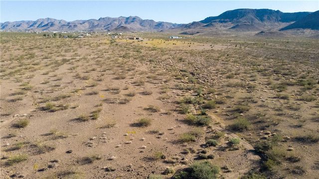 012 S Bacobi Rd, Golden Valley, AZ 86413