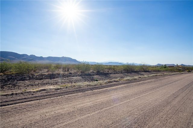 012 S Bacobi Rd, Golden Valley, AZ 86413