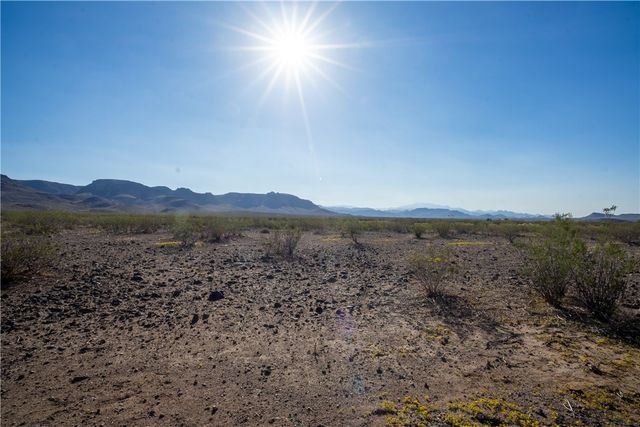 012 S Bacobi Rd, Golden Valley, AZ 86413