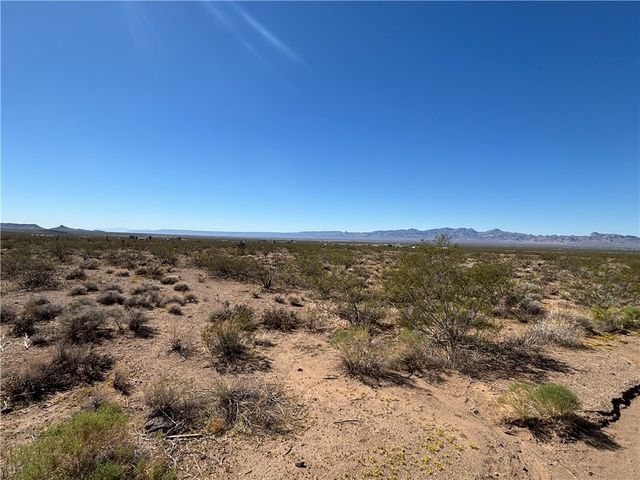 012 S Bacobi Rd, Golden Valley, AZ 86413