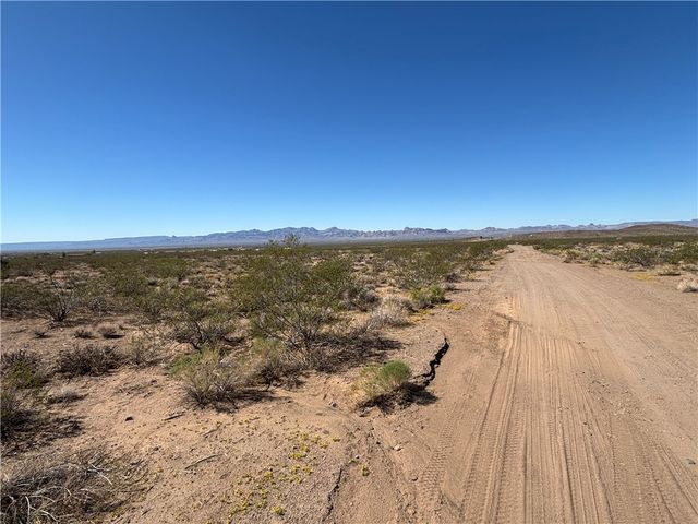 012 S Bacobi Rd, Golden Valley, AZ 86413