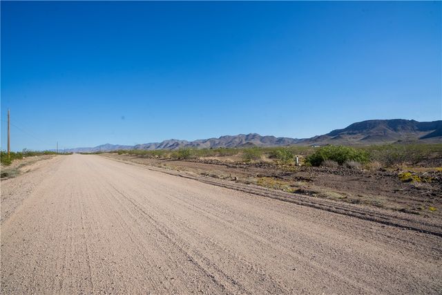 012 S Bacobi Rd, Golden Valley, AZ 86413