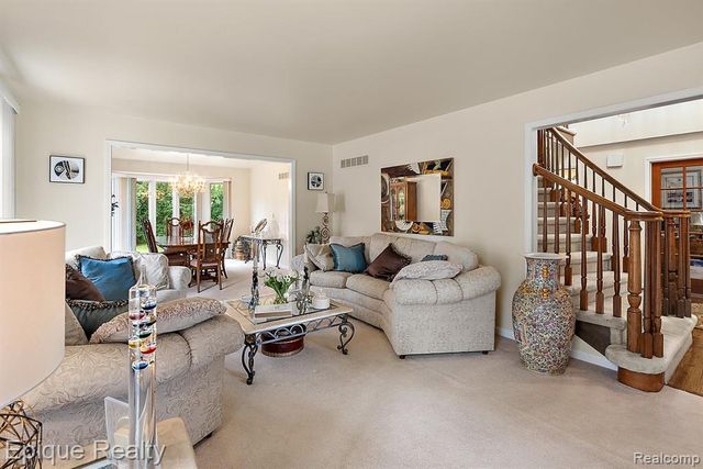 1719 Hickory Bark Lane, Bloomfield Hills, MI 48304