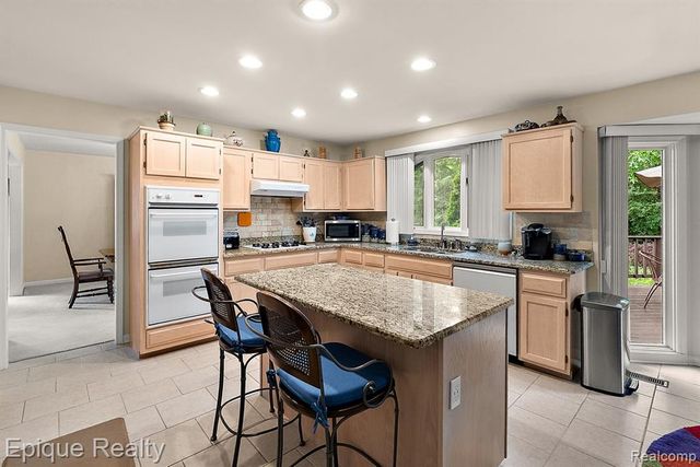 1719 Hickory Bark Lane, Bloomfield Hills, MI 48304