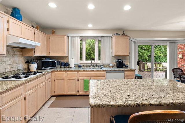1719 Hickory Bark Lane, Bloomfield Hills, MI 48304