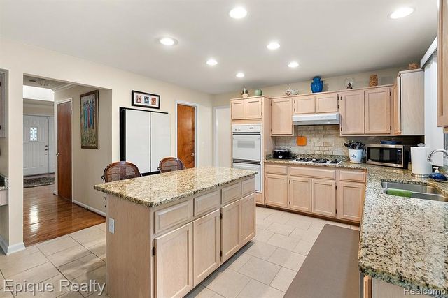 1719 Hickory Bark Lane, Bloomfield Hills, MI 48304