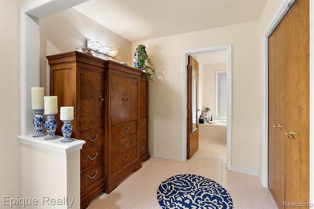 1719 Hickory Bark Lane, Bloomfield Hills, MI 48304
