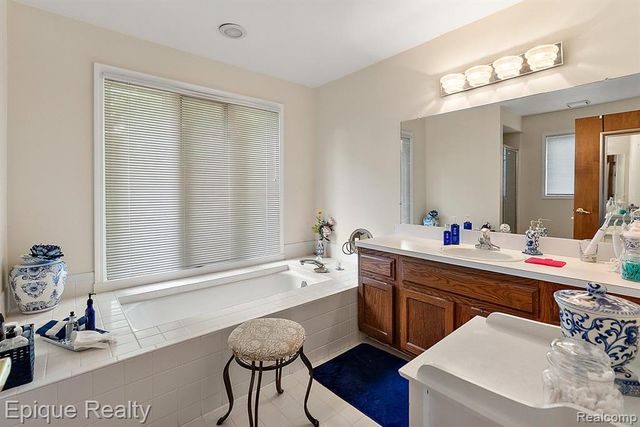 1719 Hickory Bark Lane, Bloomfield Hills, MI 48304