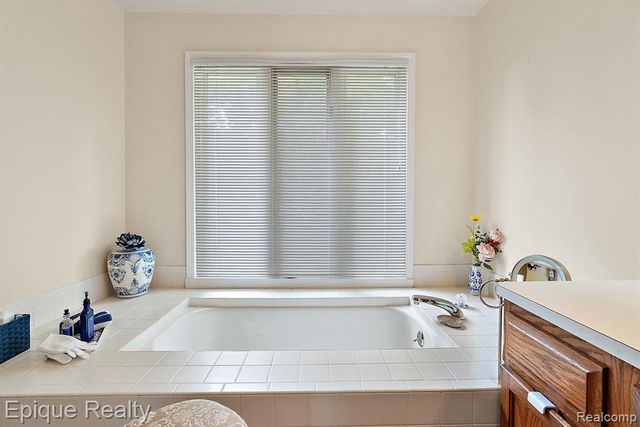 1719 Hickory Bark Lane, Bloomfield Hills, MI 48304
