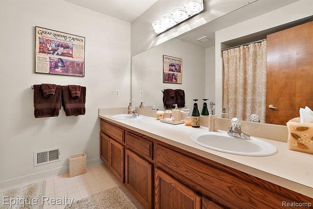 1719 Hickory Bark Lane, Bloomfield Hills, MI 48304