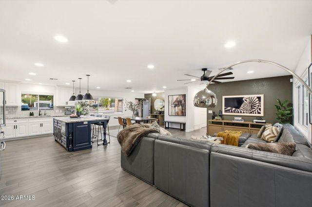 2115 E STATE Avenue, Phoenix, AZ 85020