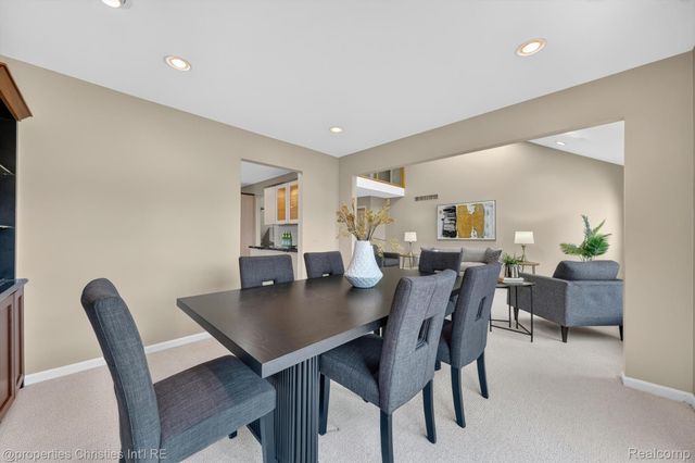 237 Winslow Circle, Commerce Charter Township, MI 48390
