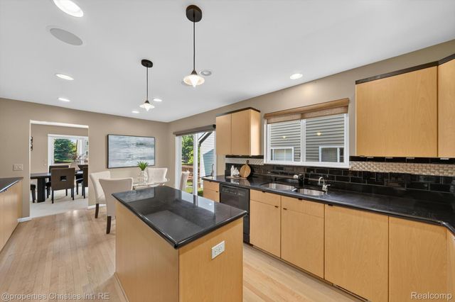 237 Winslow Circle, Commerce Charter Township, MI 48390