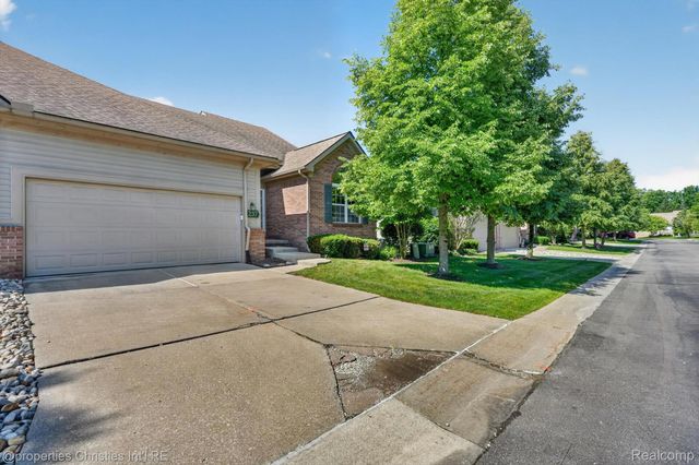 237 Winslow Circle, Commerce Charter Township, MI 48390