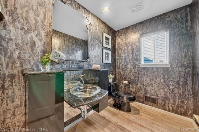 237 Winslow Circle, Commerce Charter Township, MI 48390
