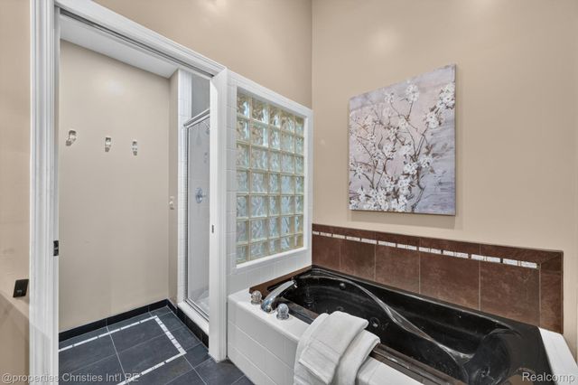 237 Winslow Circle, Commerce Charter Township, MI 48390