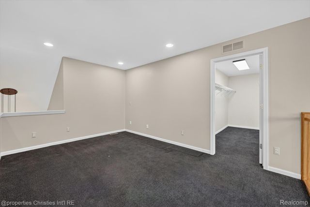 237 Winslow Circle, Commerce Charter Township, MI 48390