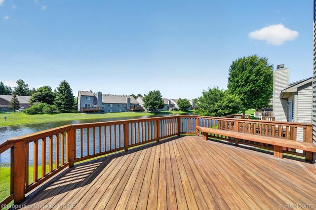 237 Winslow Circle, Commerce Charter Township, MI 48390