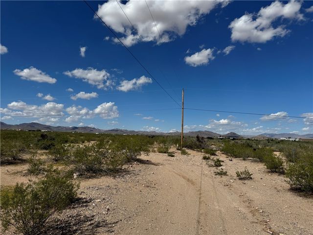 3753 N Escuela Rd, Golden Valley, AZ 86413