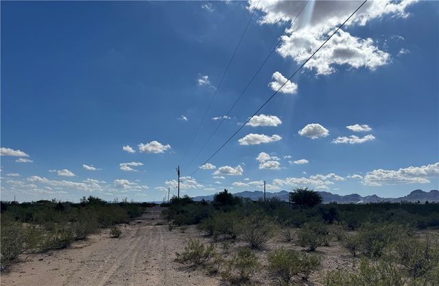 3753 N Escuela Rd, Golden Valley, AZ 86413