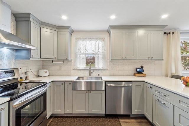 17 Horseshoe Rd, Dracut, MA 01826