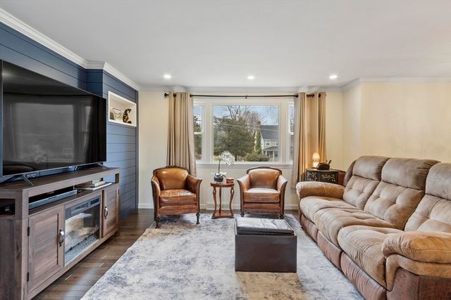 17 Horseshoe Rd, Dracut, MA 01826