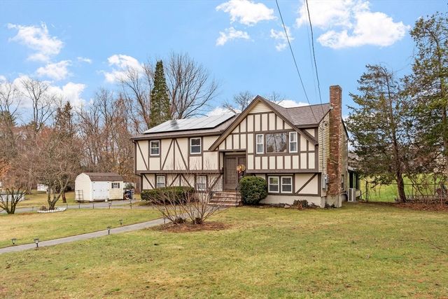 17 Horseshoe Rd, Dracut, MA 01826
