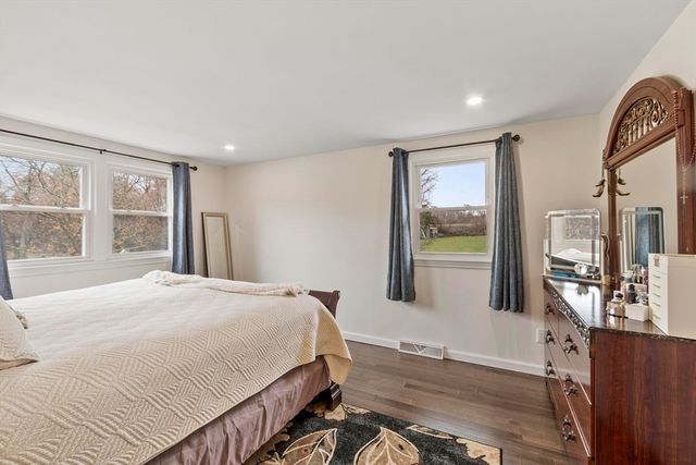 17 Horseshoe Rd, Dracut, MA 01826