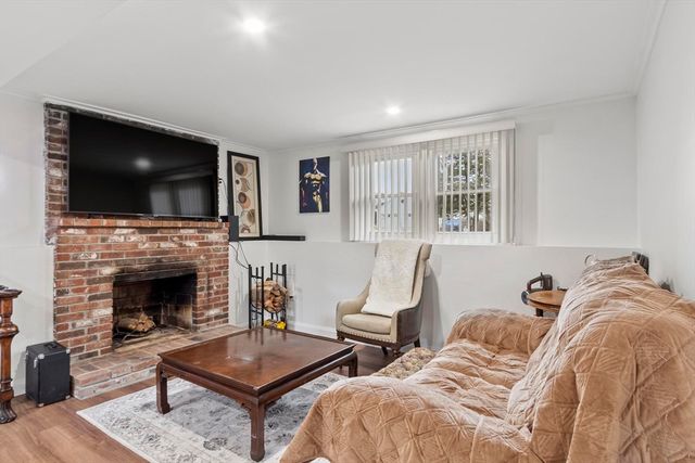 17 Horseshoe Rd, Dracut, MA 01826