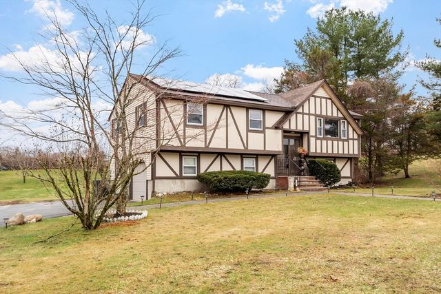 17 Horseshoe Rd, Dracut, MA 01826
