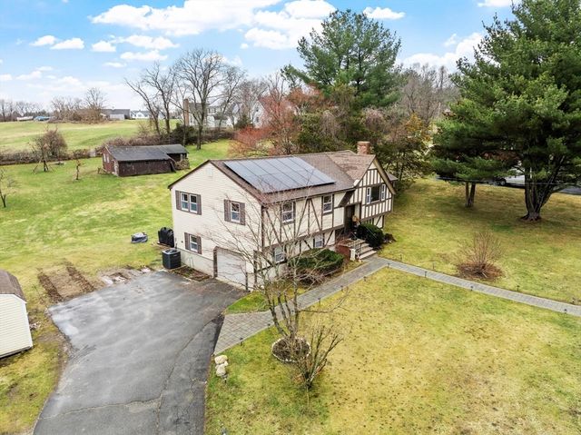 17 Horseshoe Rd, Dracut, MA 01826