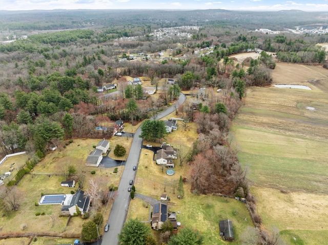 17 Horseshoe Rd, Dracut, MA 01826