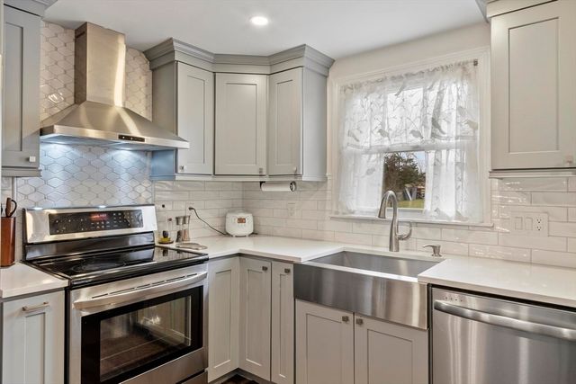 17 Horseshoe Rd, Dracut, MA 01826