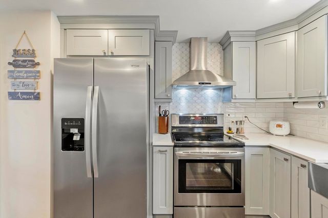 17 Horseshoe Rd, Dracut, MA 01826