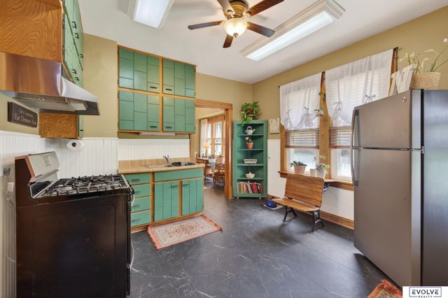 4422 S 40Th Street, Omaha, NE 68107