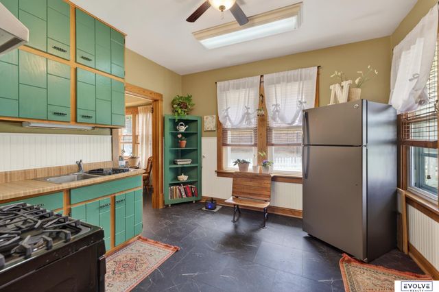 4422 S 40Th Street, Omaha, NE 68107
