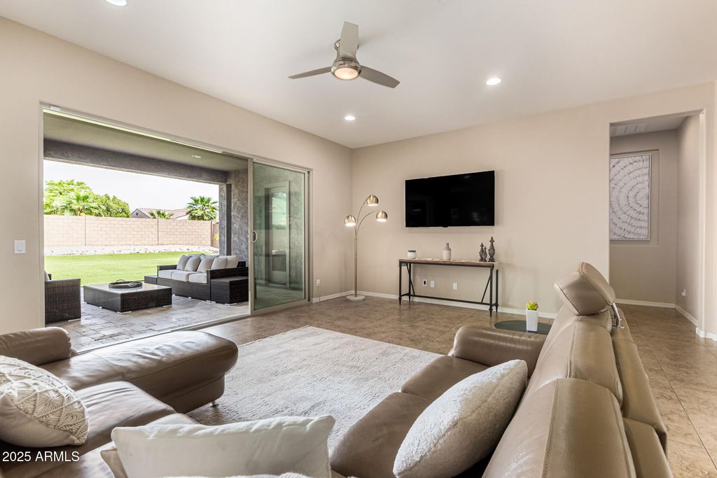 Image 10 of property listing at 18406 W VERBENA Drive, Goodyear, AZ 85338