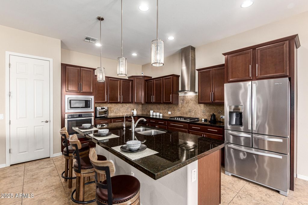 Image 13 of property listing at 18406 W VERBENA Drive, Goodyear, AZ 85338