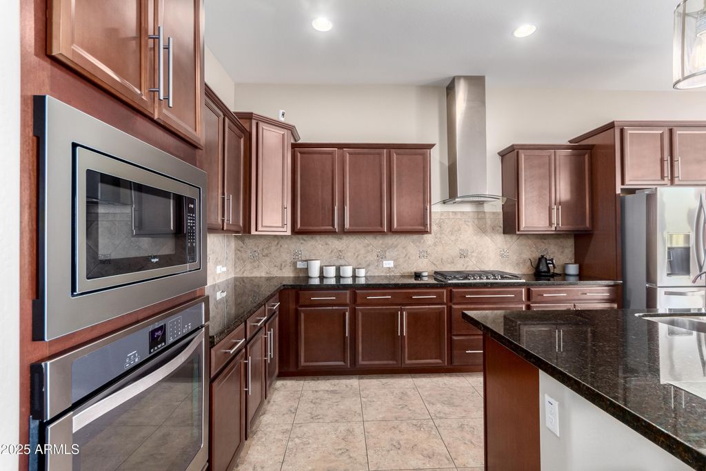 Image 15 of property listing at 18406 W VERBENA Drive, Goodyear, AZ 85338