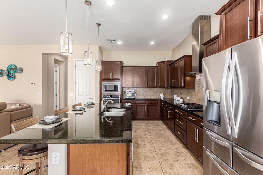 Image 16 of property listing at 18406 W VERBENA Drive, Goodyear, AZ 85338