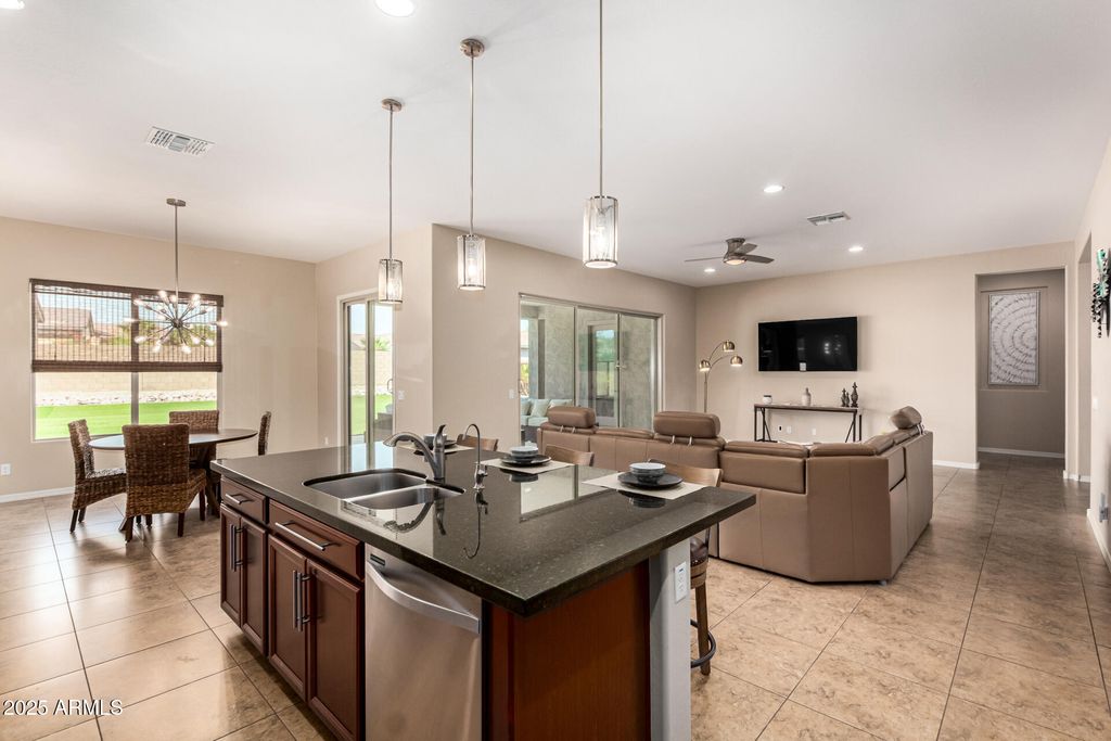 Image 17 of property listing at 18406 W VERBENA Drive, Goodyear, AZ 85338