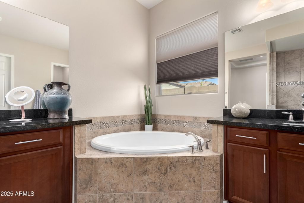 Image 24 of property listing at 18406 W VERBENA Drive, Goodyear, AZ 85338