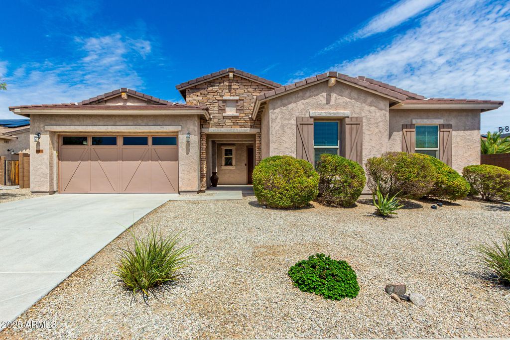 Image 3 of property listing at 18406 W VERBENA Drive, Goodyear, AZ 85338