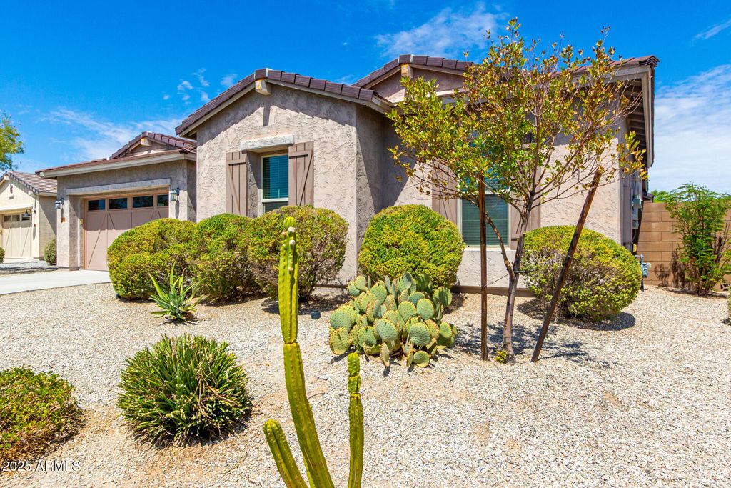 Image 4 of property listing at 18406 W VERBENA Drive, Goodyear, AZ 85338