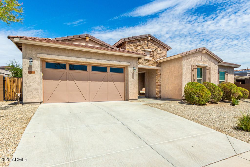 Image 5 of property listing at 18406 W VERBENA Drive, Goodyear, AZ 85338